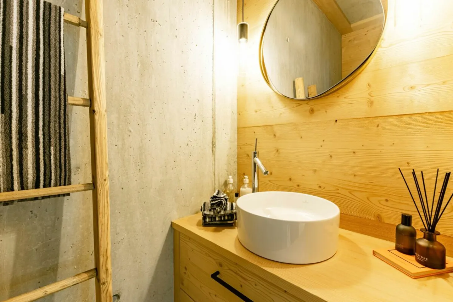 Chalet élégant avec charme alpin moderne à Schönried - Photo 13 sur 13