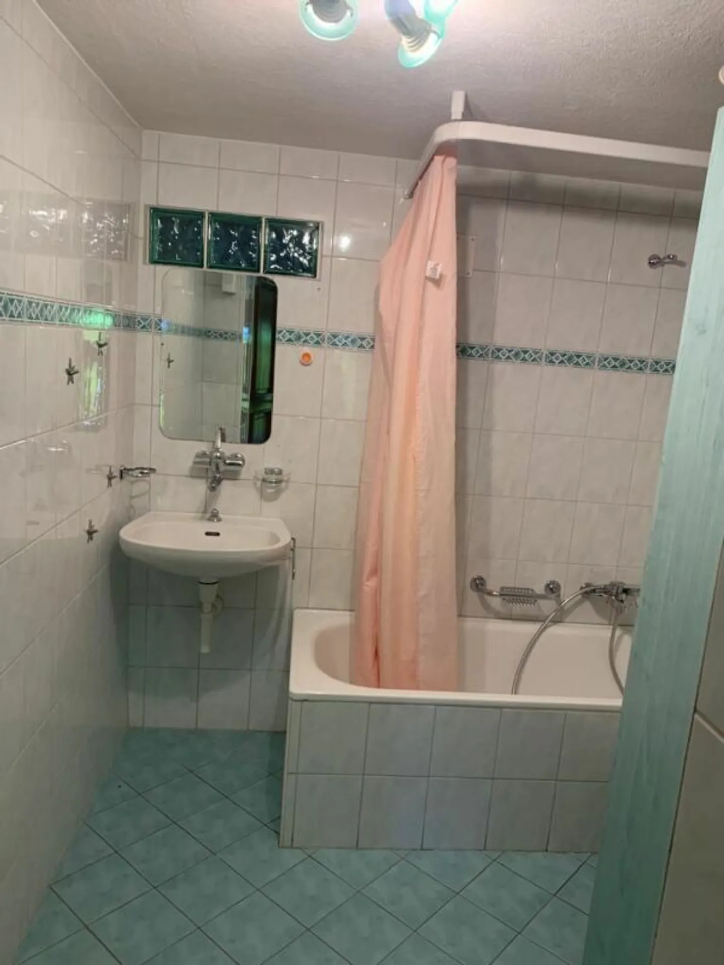 Spacious Apartment with Garden - Photo 10 of 13