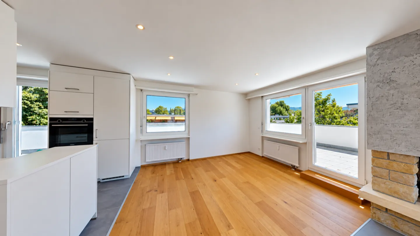 Modernized Penthouse Apartment with Fantastic 360° Terrace - Photo 6 of 12