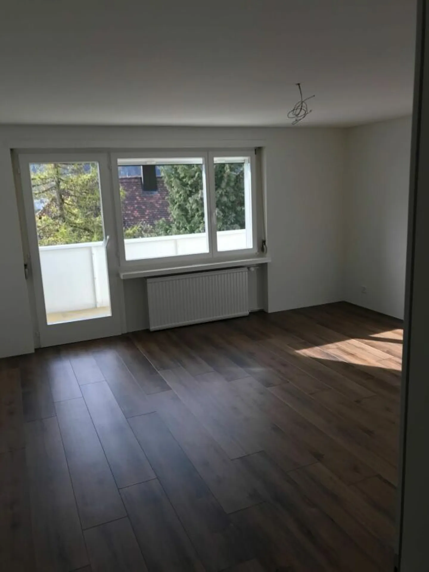 Ruhige Hanglage im Weinberg: Exklusive 4-Zimmer-Wohnung mit grosszügigem Parkangebot - Foto 5 von 10