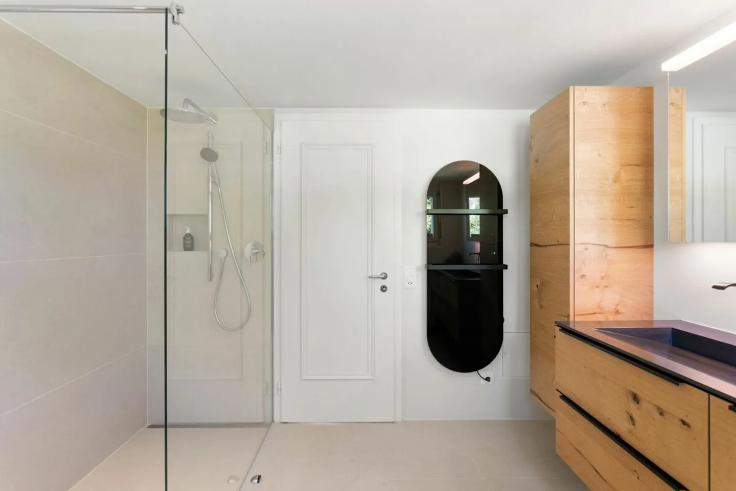Like-new renovated and modern apartment in the green with great views - Photo 10 of 13