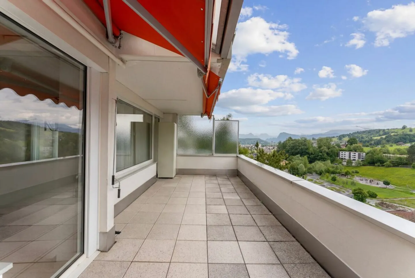 Appartamento 3.5 locali appena ristrutturato con bella terrazza e vista mozzafiato a Kriens - Foto 1 di 12