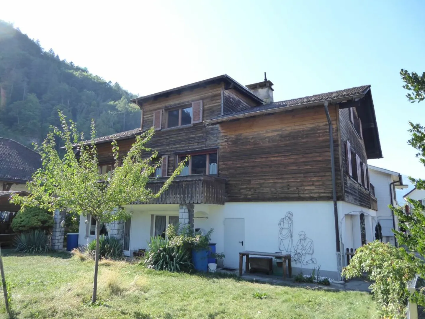 freistehendes Zweifamilienhaus mit Garagen und grosszügigem Umschwung - Foto 1 di 13