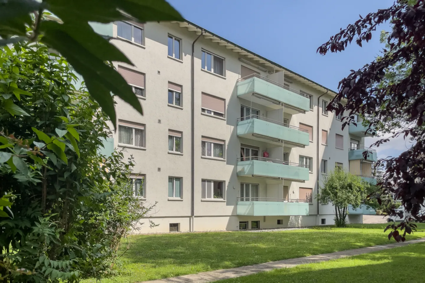 Appartement lumineux de 3 pièces au rez-de-chaussée avec balcon et lave-linge-sèche-linge - Photo 2 sur 11