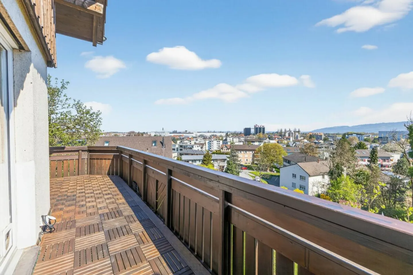 Eckreihenhaus mit unverbaubarer Aussicht, grosszügigem Balkon, erhöhter Lage und viel Privatsphäre - Photo 2 sur 13