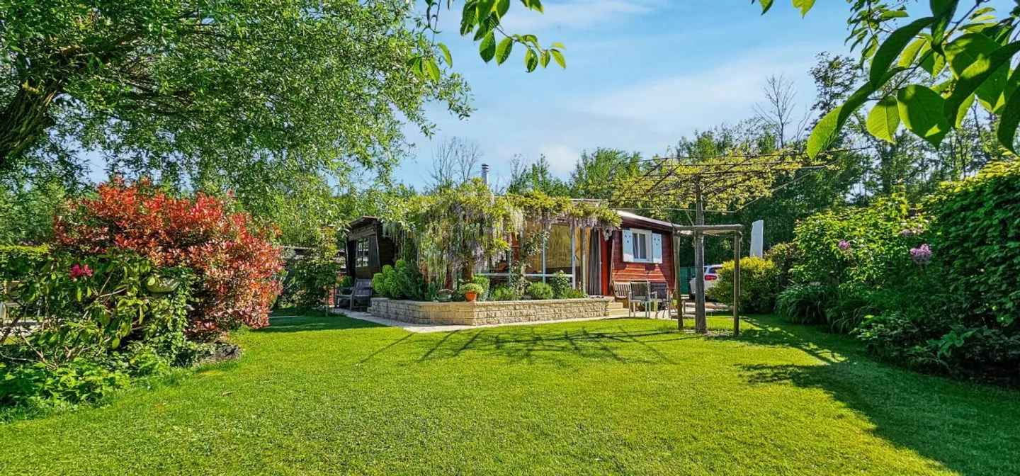 Well-maintained mobile home with 549 m² of land, a total of 5 plots with great development potential - Photo 1 of 13