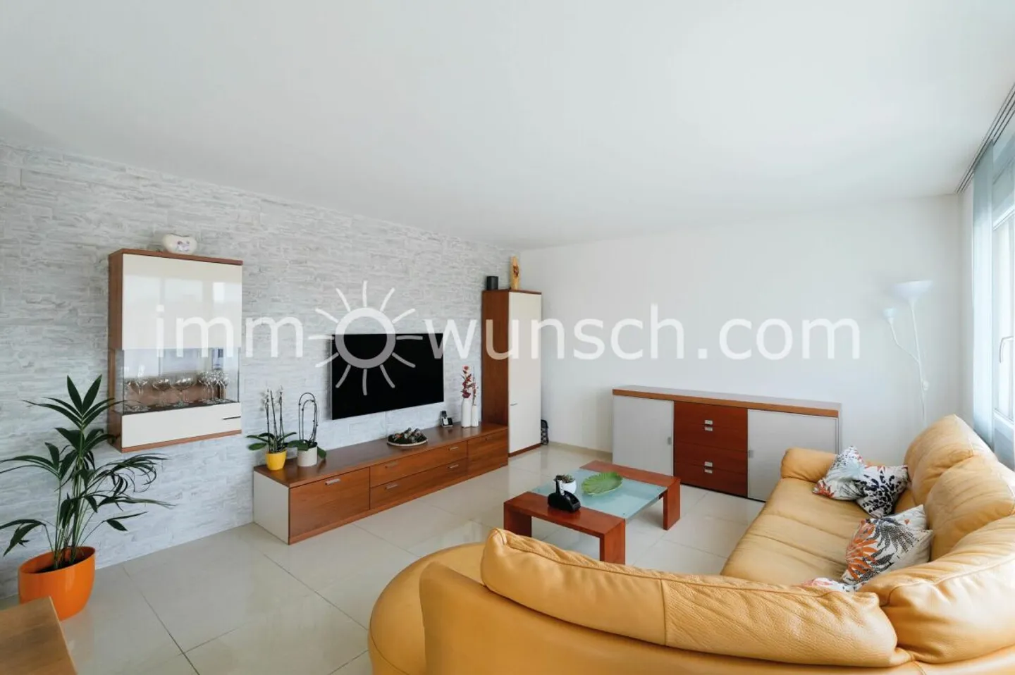 L'opportunité : moderne appartement en copropriété de 4 ½ pièces, avec balcon, vue sur la verdure, ainsi qu'une buanderie privée, 2 x places de parking dans le garage souterrain - Photo 2 sur 12