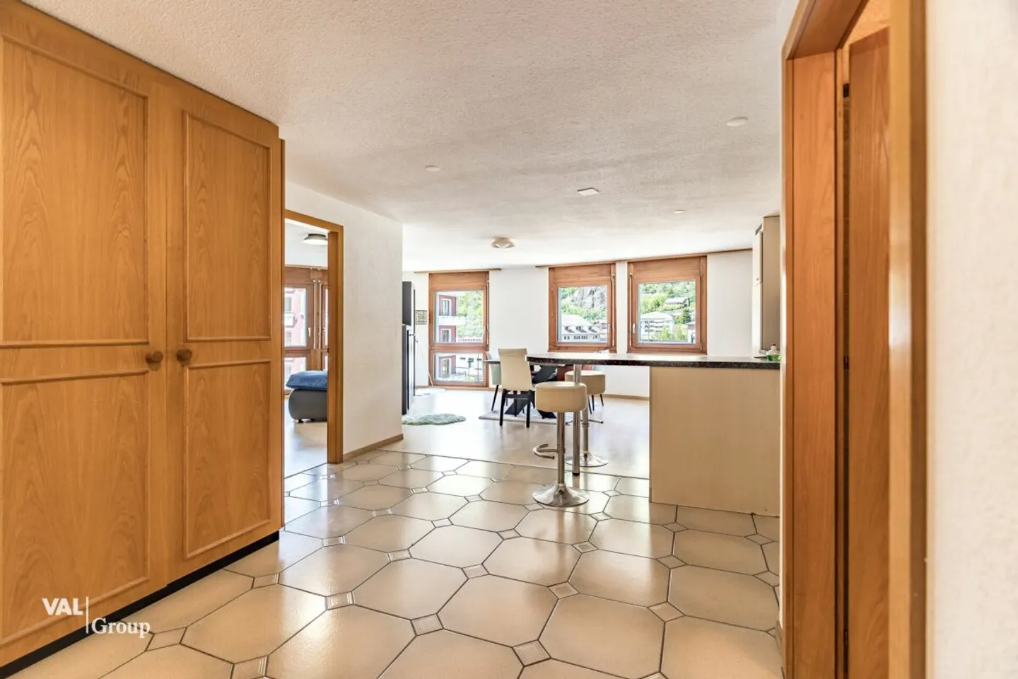 Appartement extrêmement central avec deux balcons et une lumière généreuse - Photo 4 sur 13