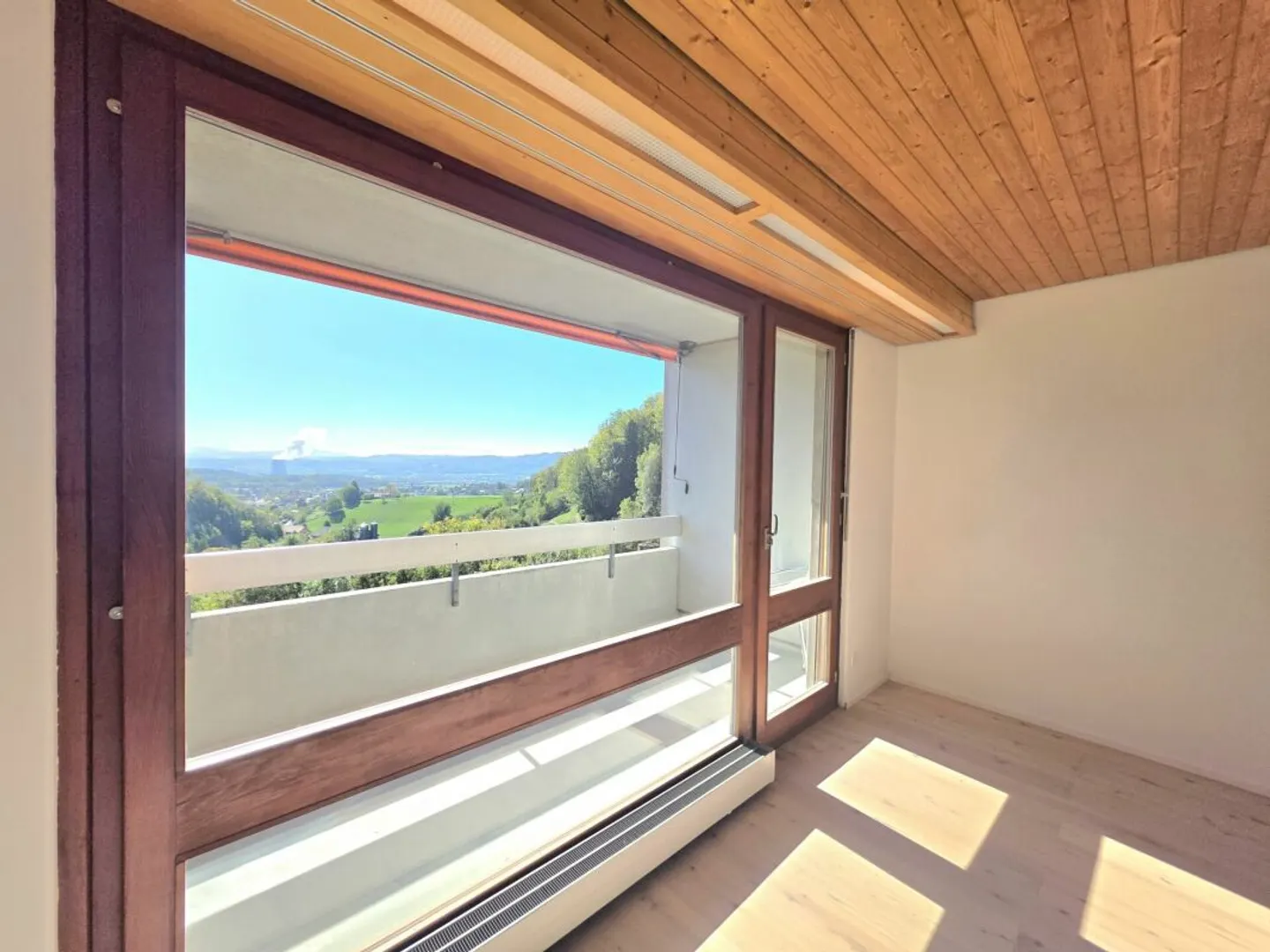 Geräumige Wohnung mit Panoramablick - Foto 2 von 8
