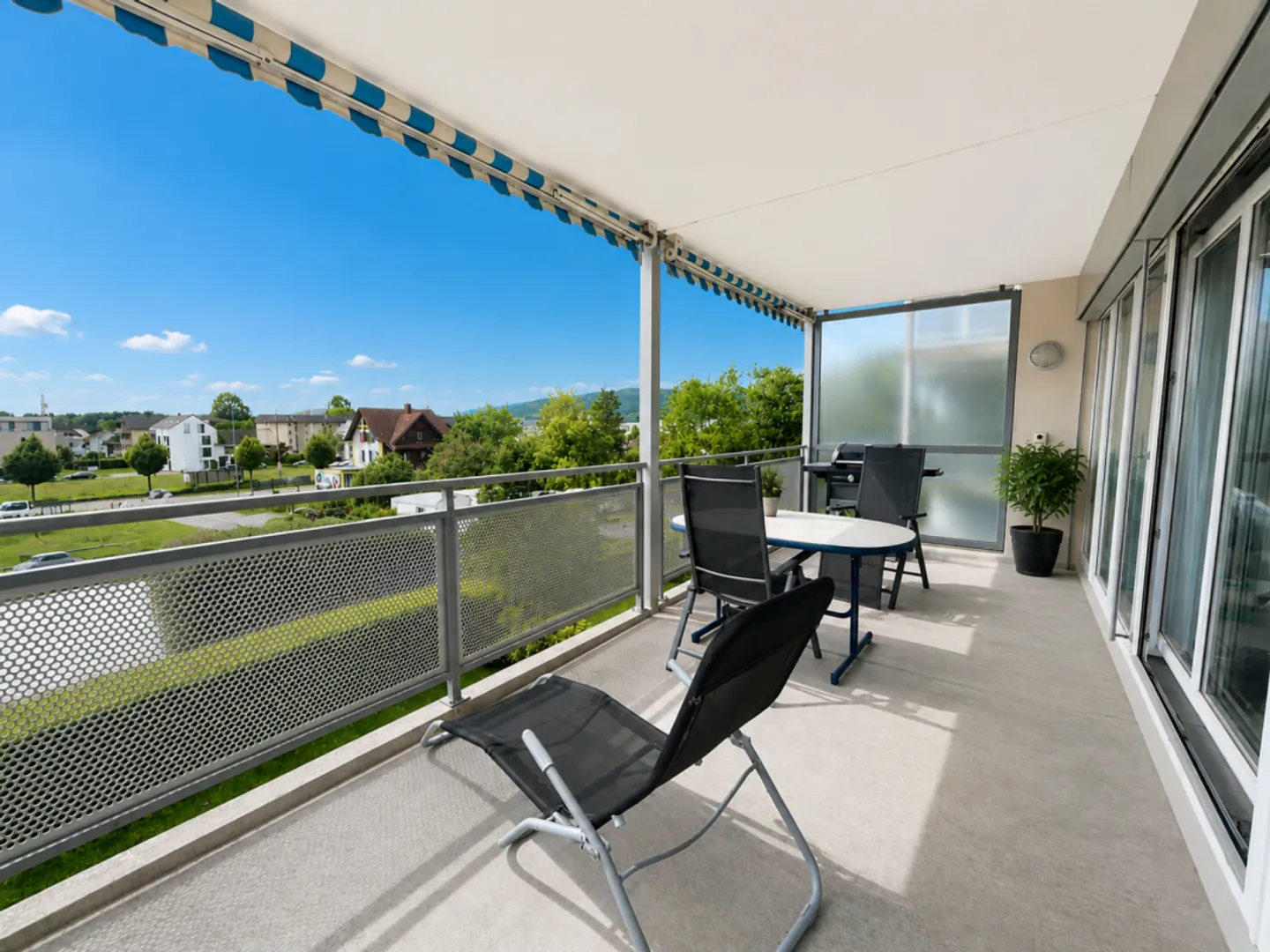 HELLE WOHLFÜHLOASE MIT SONNIGER TERRASSE! - Photo 2 sur 12