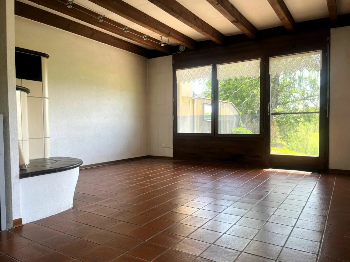 Particolare casa a schiera angolare in posizione idilliaca vicino a un ruscello naturale a Worben - Foto 4 di 13