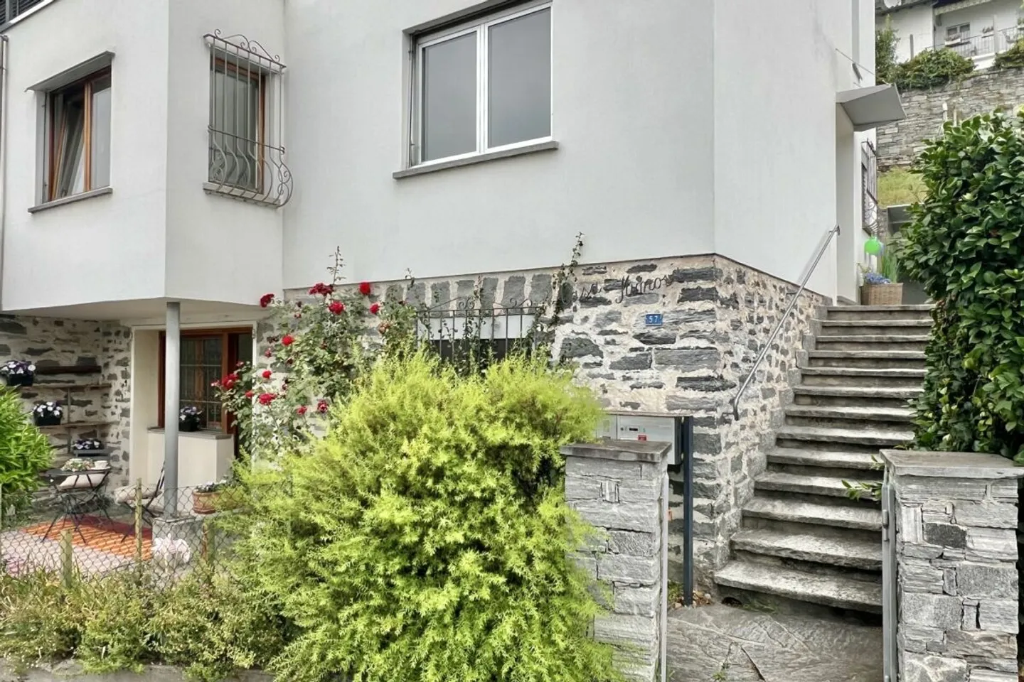 Appartement 4,5 pièces dans une maison bifamiliale avec vue sur le lac à 180°, grande terrasse ensoleillée et jardin privé - Photo 13 sur 13