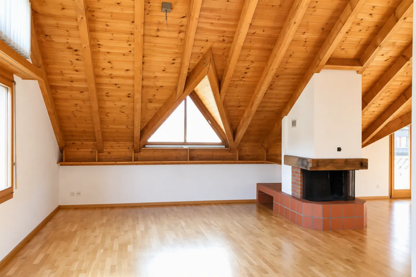 Charming 4.5-room attic apartment in Werdenberg - Photo 2 of 10