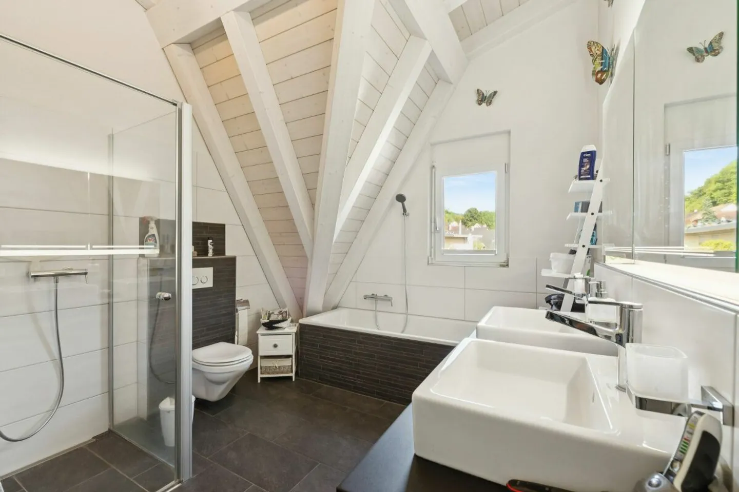 Geräumige Dachwohnung mit Ausblick - Foto 8 von 11