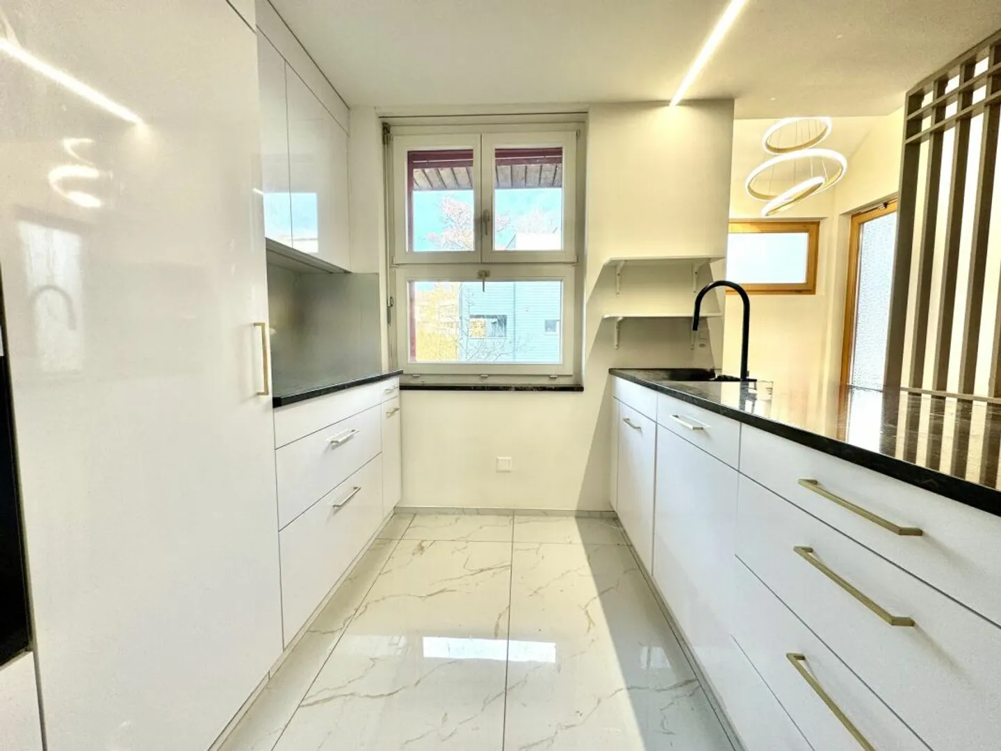 Charming Townhouse in Quiet Area - Photo 4 of 12