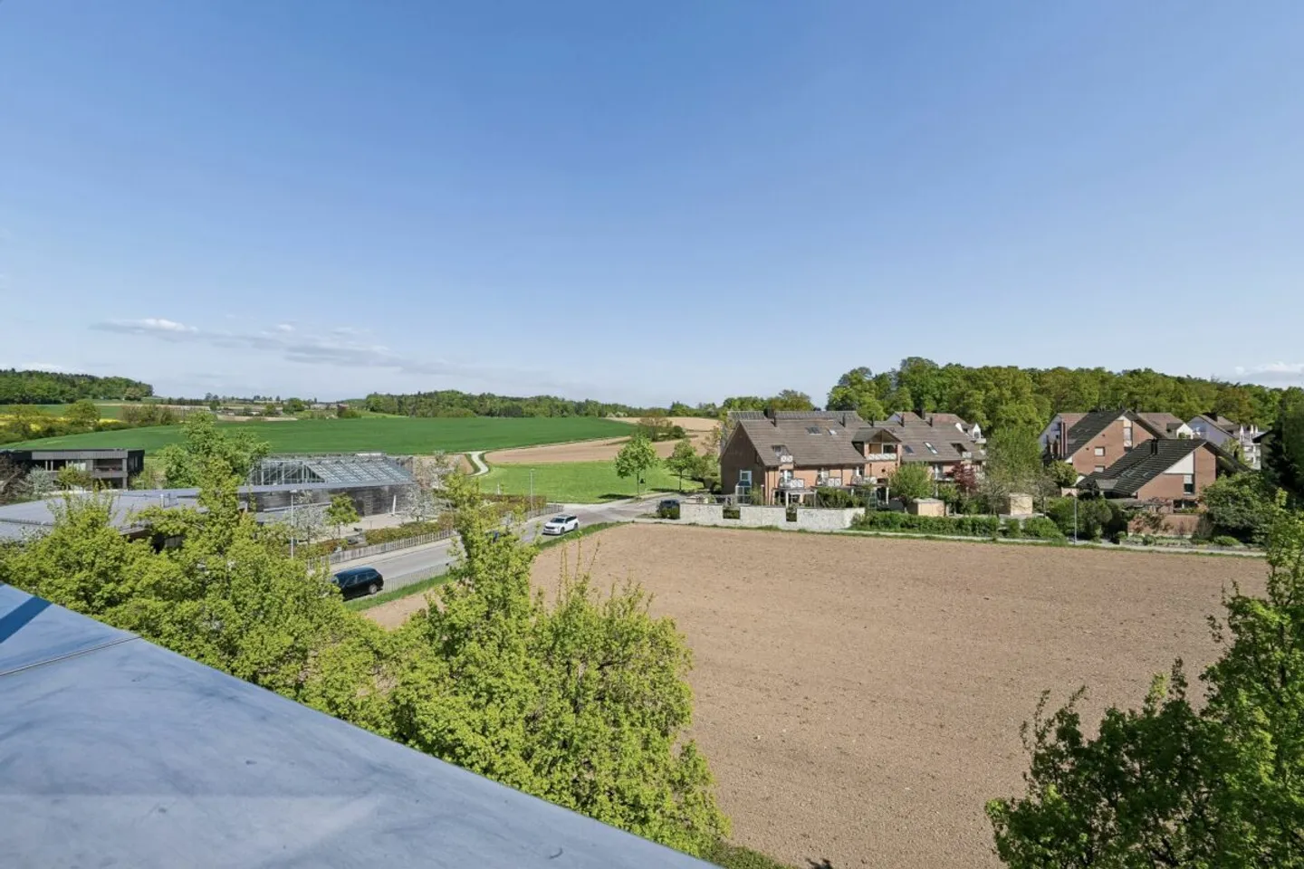 Au-dessus des toits de Kloten - Vivre avec une vue qui enchante en toute saison - Photo 11 sur 12