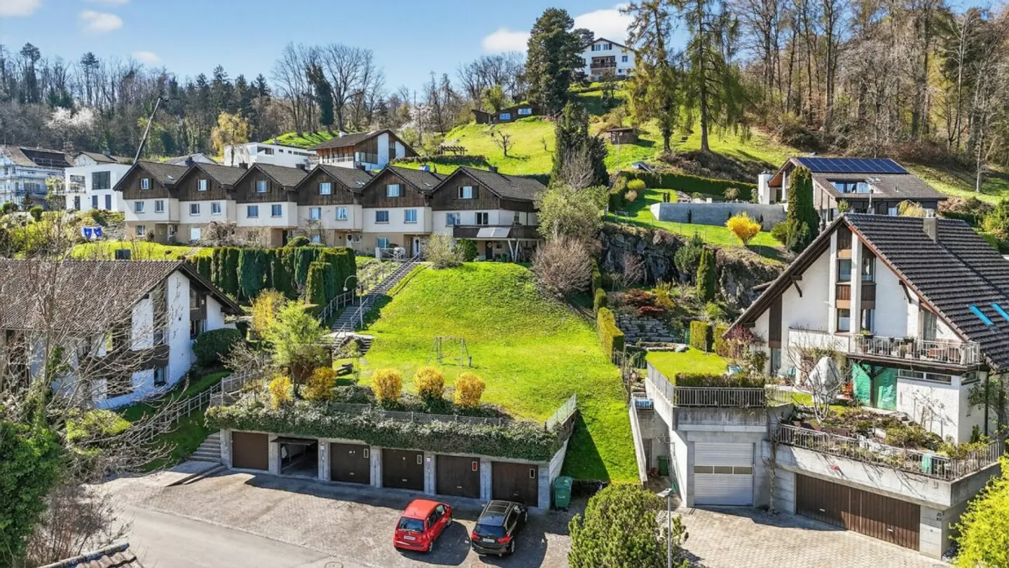 Eckreihenhaus mit unverbaubarer Aussicht, grosszügigem Balkon, erhöhter Lage und viel Privatsphäre - Photo 4 sur 13