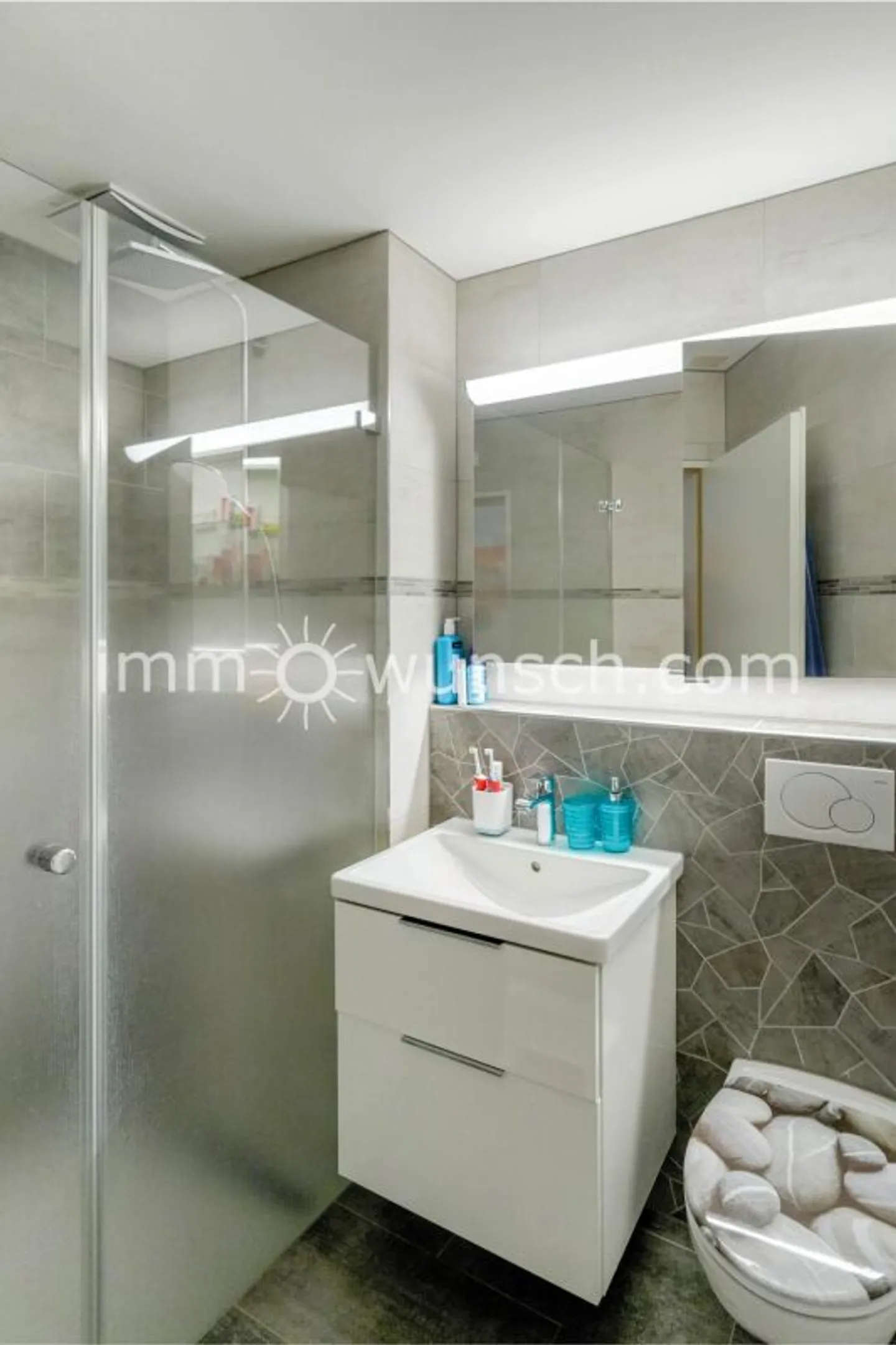 L'opportunité : moderne appartement en copropriété de 4 ½ pièces, avec balcon, vue sur la verdure, ainsi qu'une buanderie privée, 2 x places de parking dans le garage souterrain - Photo 8 sur 12