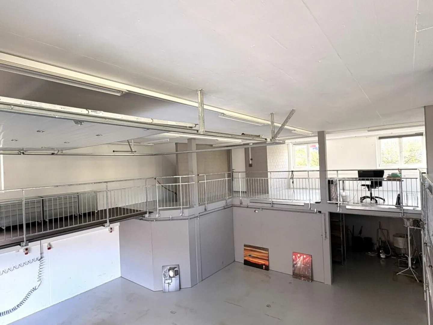 Spacious commercial and residential property with workshop, gallery, and parking spaces - Photo 5 of 13