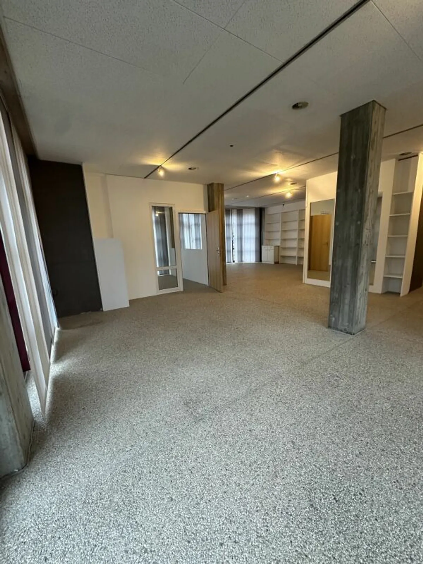 Local commercial spacieux et luminueux de environ 90m2 - Photo 3 sur 4