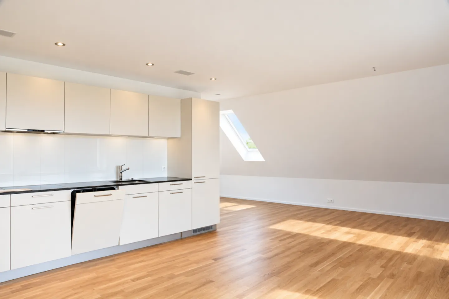 Helle und Moderne 3.5 Zimmer-Wohnung mit 2 Balkonen! - Foto 2 von 13