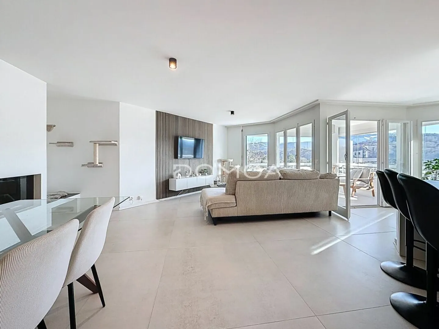 Renovierte 4,5-Zimmer-Attikawohnung mit großer Terrasse - Helligkeit, Charakter und Komfort in Marly! - Foto 3 von 7