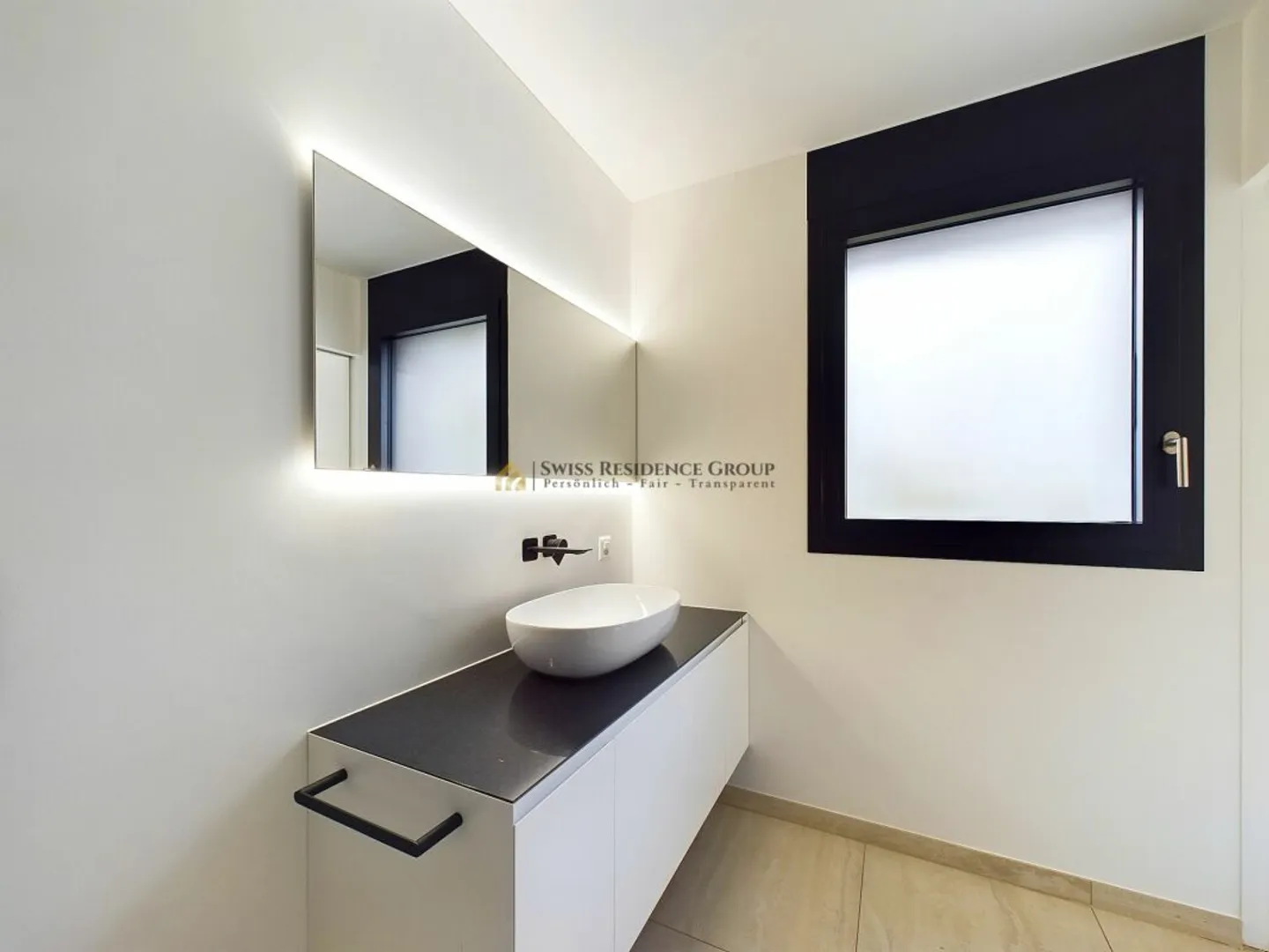 Elegant Apartment with Mountain View - Photo 12 of 13