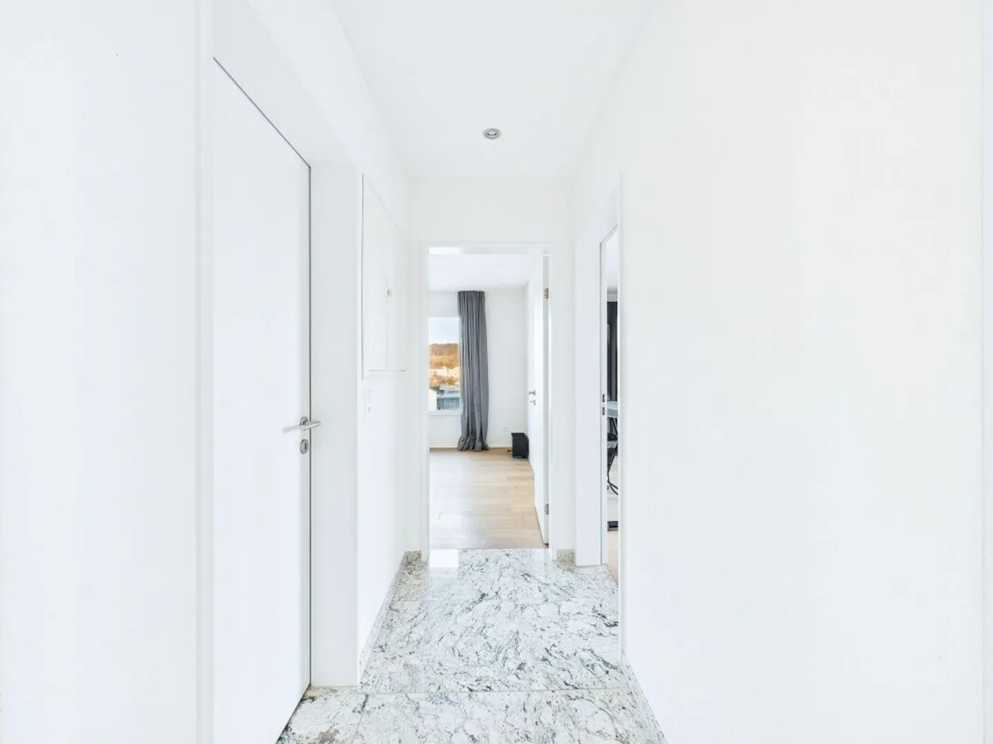 Modern designed 4.5-room penthouse apartment in a well-connected location - Photo 9 of 13