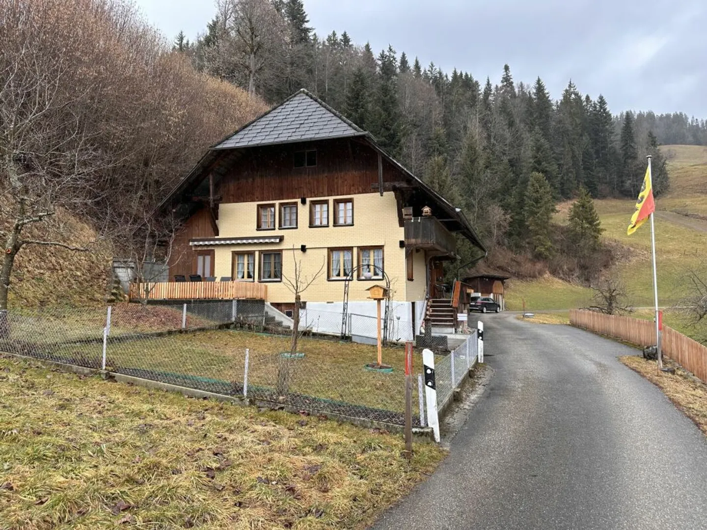 Wohnhaus mit Sitzplatz, Garten, Garage und Werkstatt - Foto 2 di 13