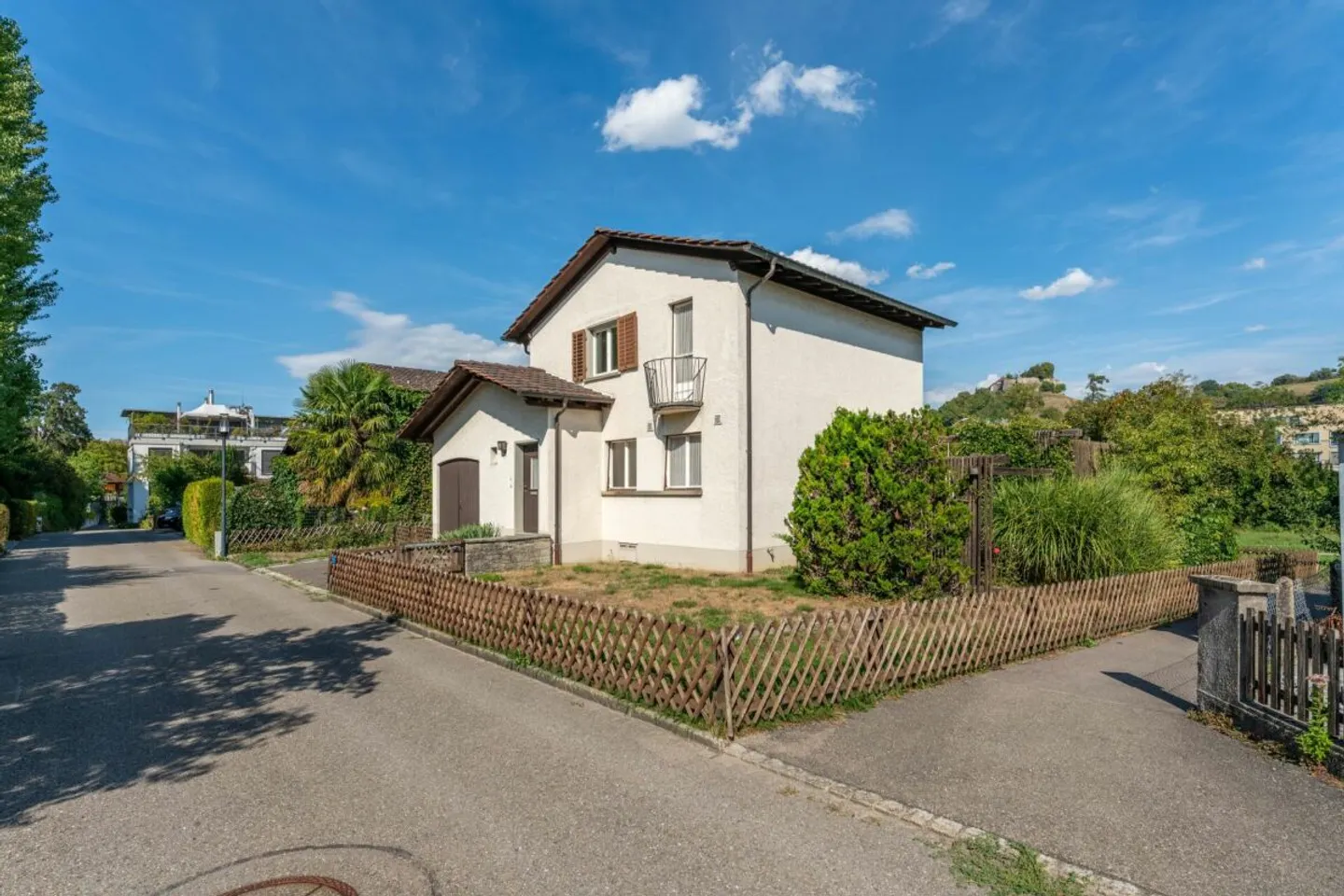 Petit mais bien avec vue sur le château et besoins de rénovation - Photo 1 sur 13