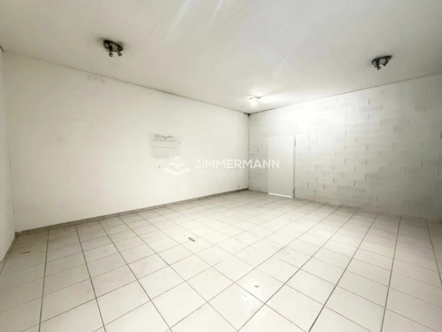 Large industrial space of 1260 m² in Meyrin - Photo 4 of 5