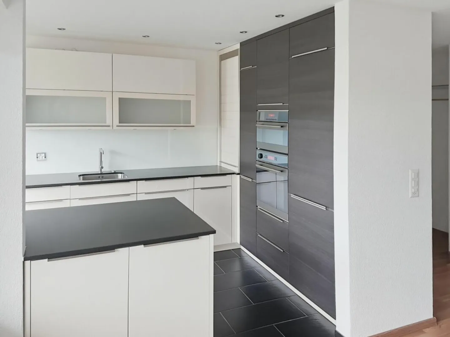 Bright 5.5-room apartment with great balcony view - Photo 1 of 8