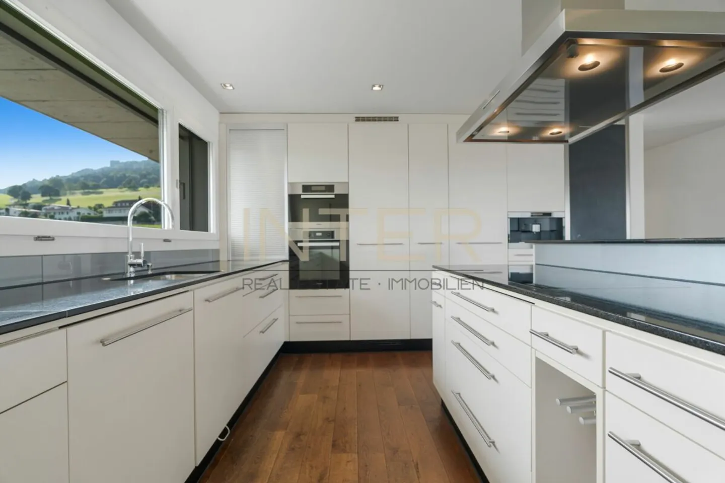 Stylische Attika-Wohnung mit Aussicht - Foto 4 von 13