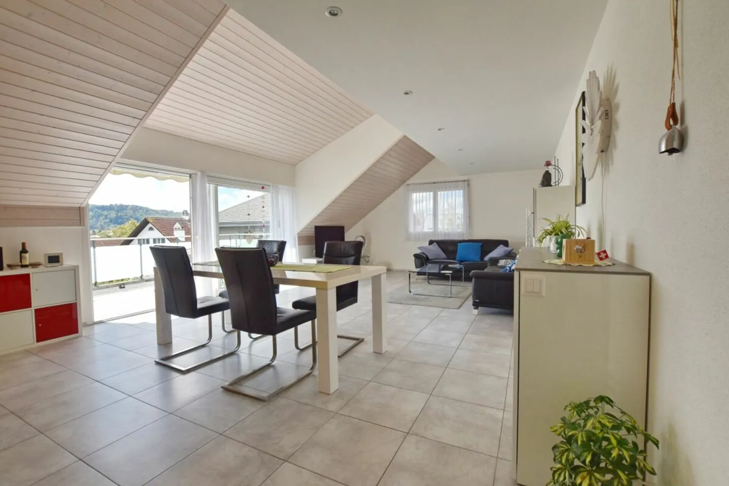 Appartement mansardé de 4.5 pièces avec grenier aménagé - Photo 4 sur 12