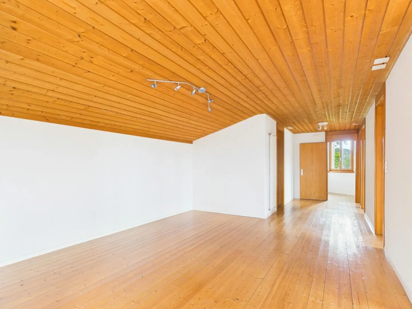 Geräumiges Familienhaus mit Aussicht - Foto 7 von 13