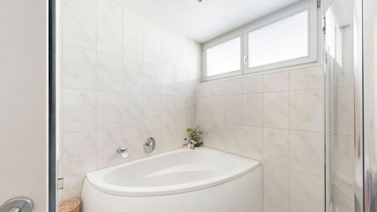 Moderne Wohnung mit Atelier in Neuenegg - Foto 9 von 13
