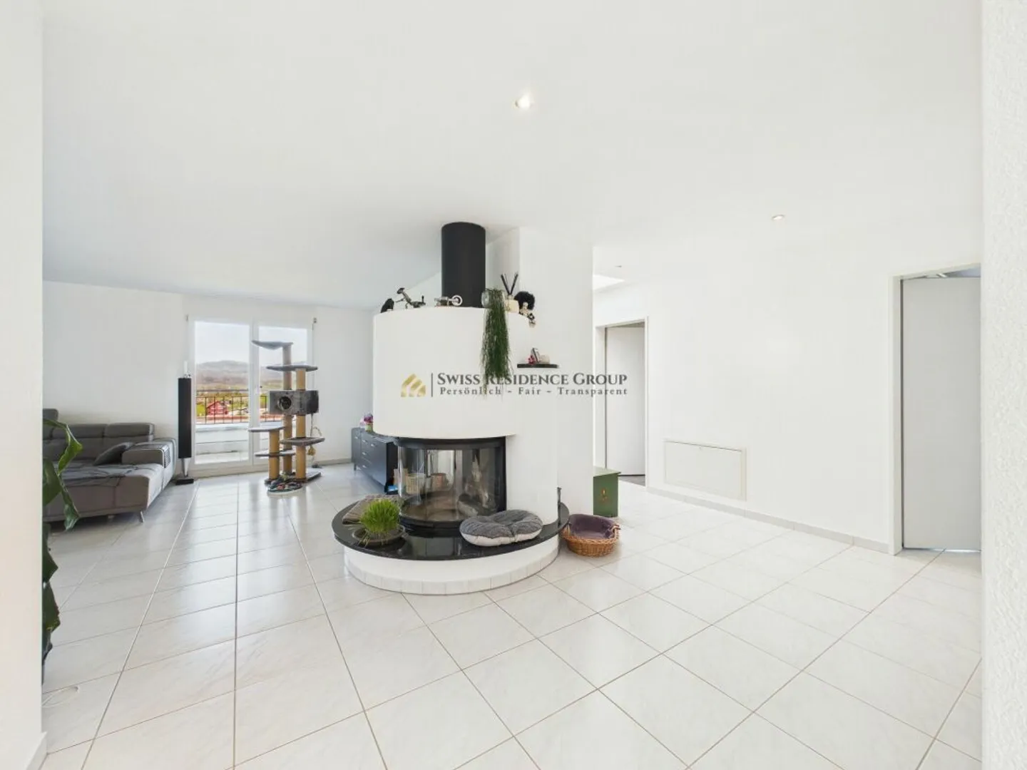 Bright penthouse apartment with a beautiful view of mountains and lake - Photo 8 of 13