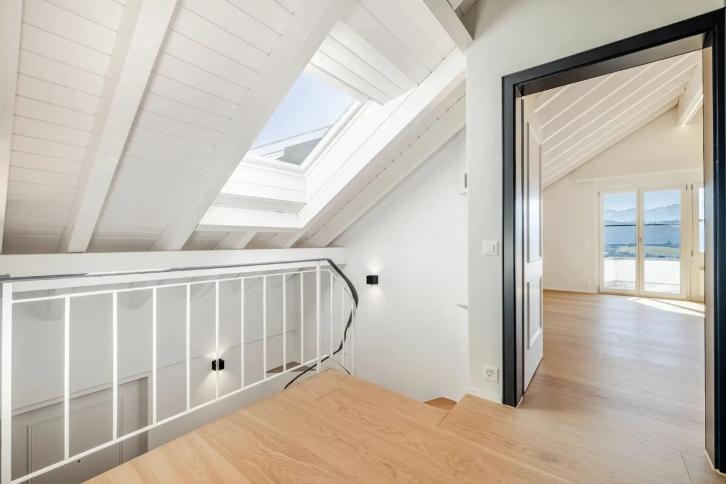 Exclusive, modern and with breathtaking views of the Säntis: 6.5-room maisonette attic dream with private roof terrace - Photo 9 of 13