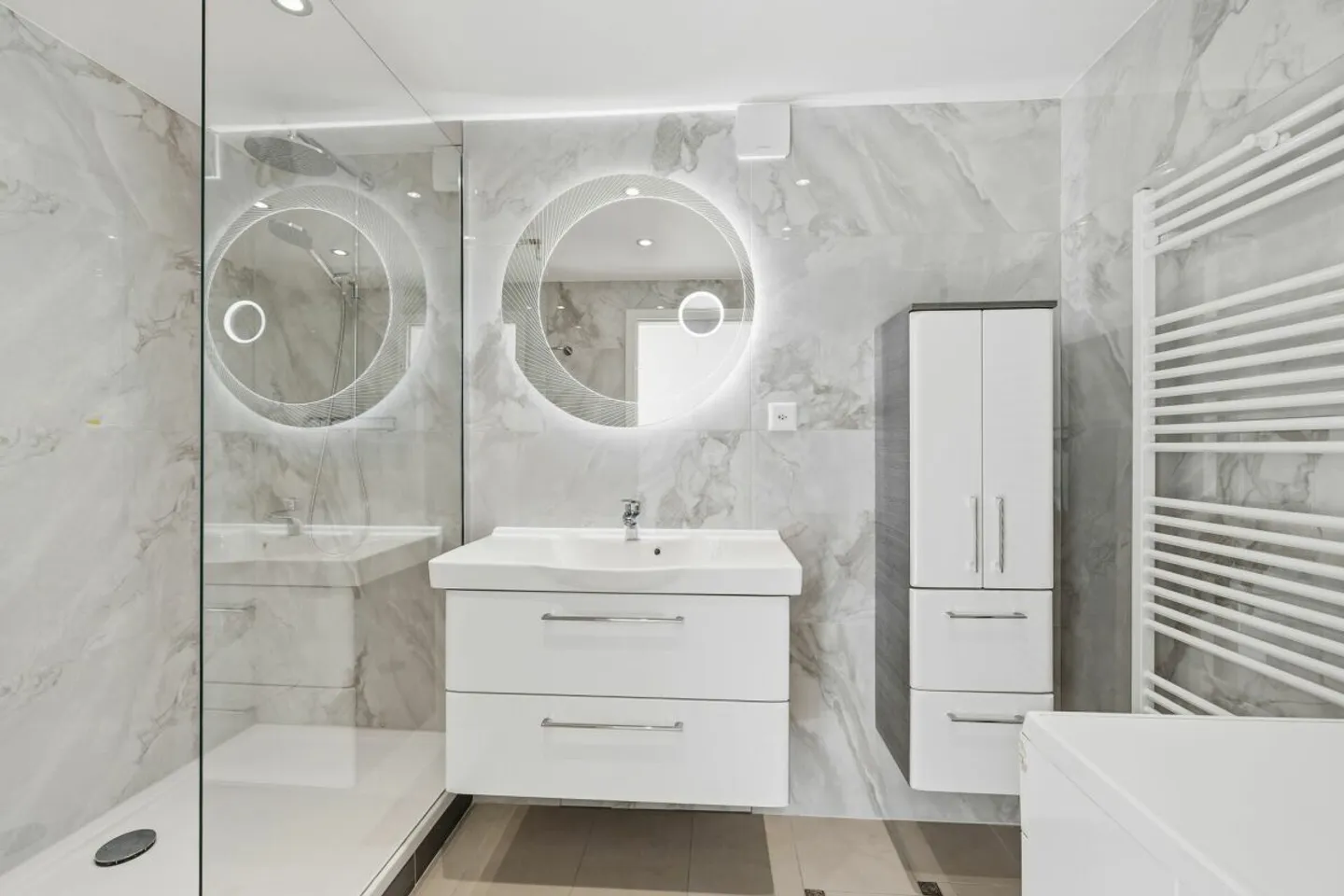 Renovated 4.5-room apartment with spacious balcony, elevator and garage - Living in Zwingen - Photo 9 of 13