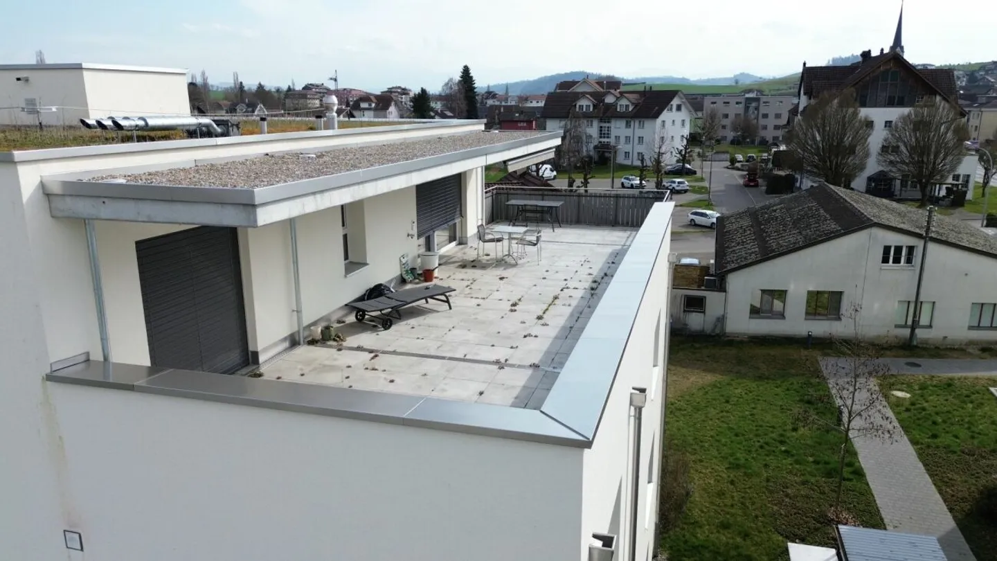 Exklusive Attikawohnung mit grosser Terrasse und Weitsicht in Schötz - Foto 4 di 12