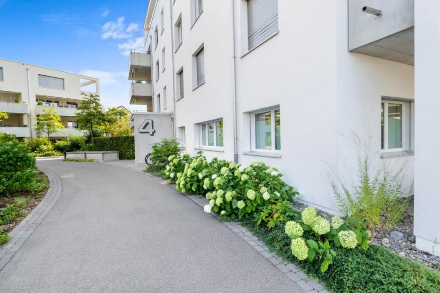 Modern designed 4.5-room penthouse apartment in a well-connected location - Photo 2 of 13