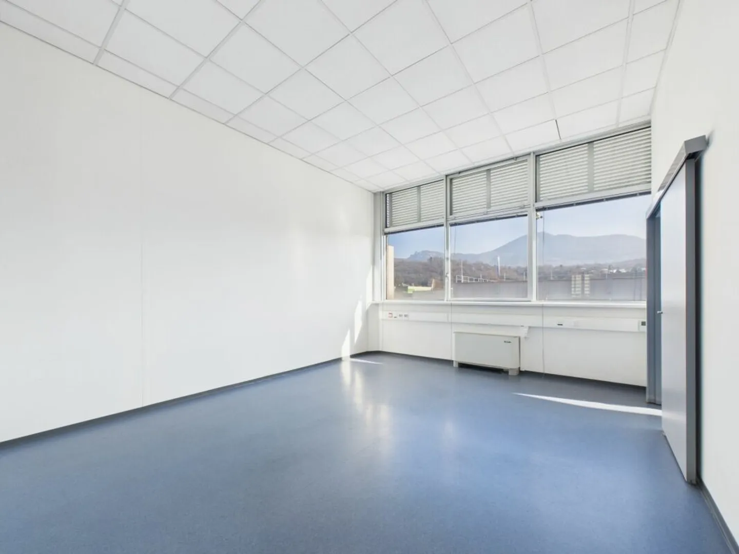 Manno: proponiamo luminoso ufficio al primo piano di 205 m² ideale per diversi utilizzi - Foto 3 von 11