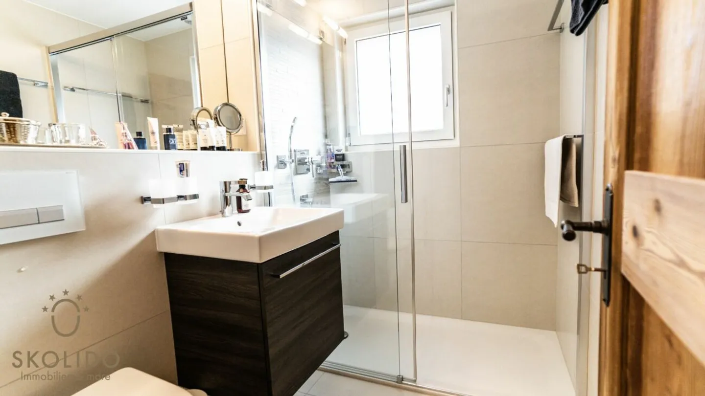 Appartamento ristrutturato di alta qualità nel fascino alpino in una posizione centrale - Foto 10 di 13