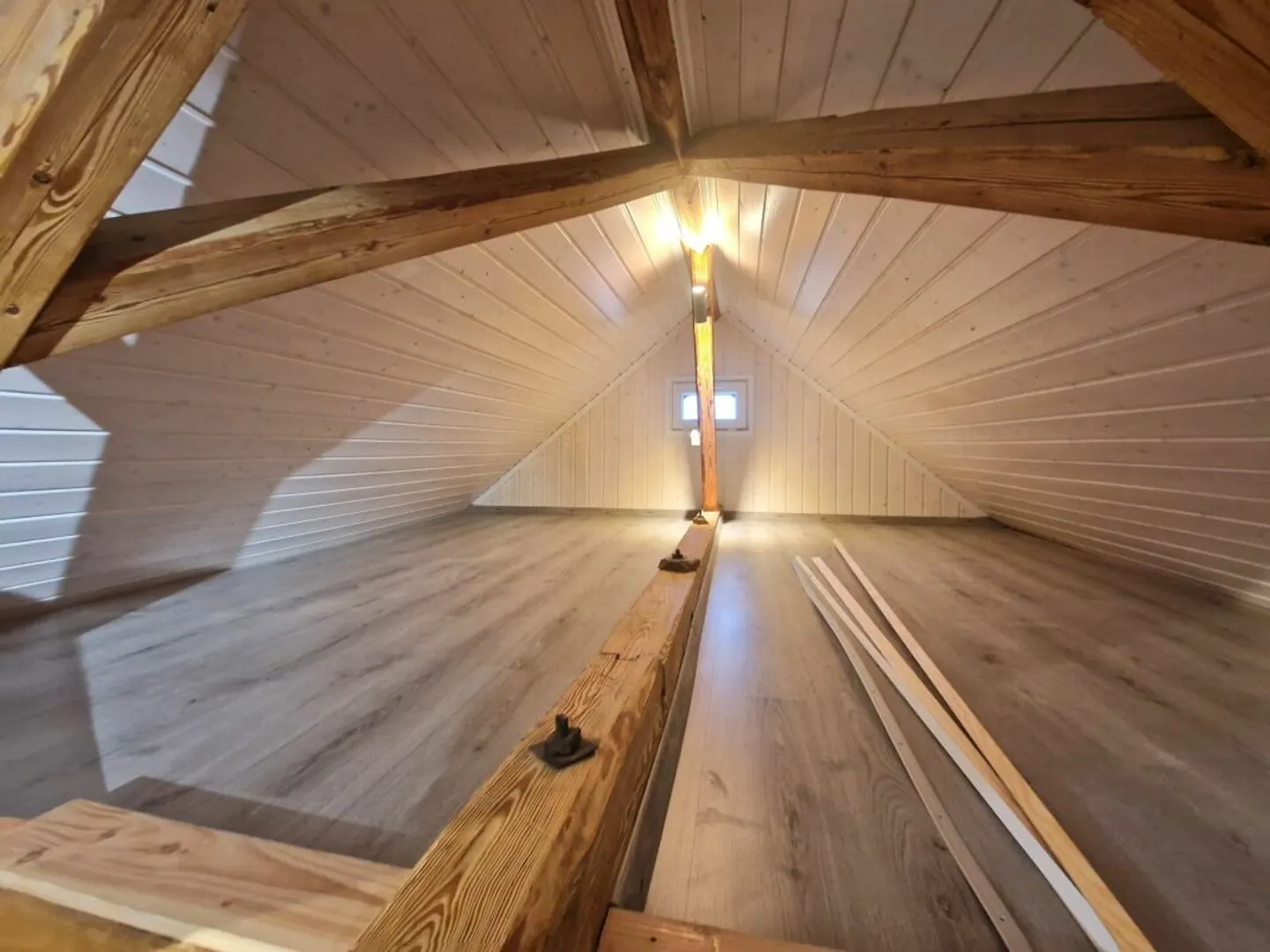 Appartement sous les combles lumineux et fraîchement rénové de 3,5 pièces avec cheminée - Photo 9 sur 9