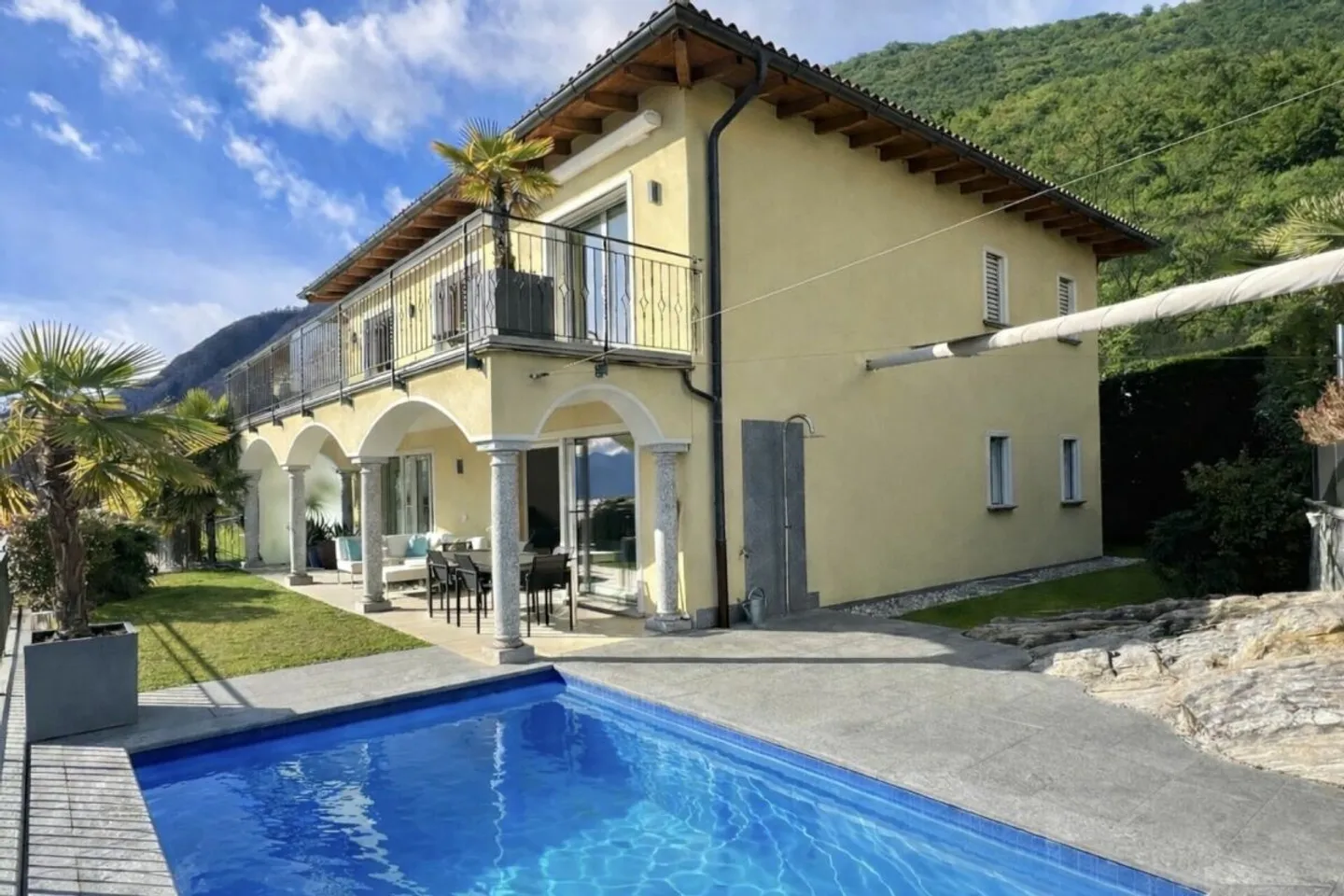 Elegante metà villa con vista lago a 180°, piscina privata e bel giardino - Foto 1 di 13