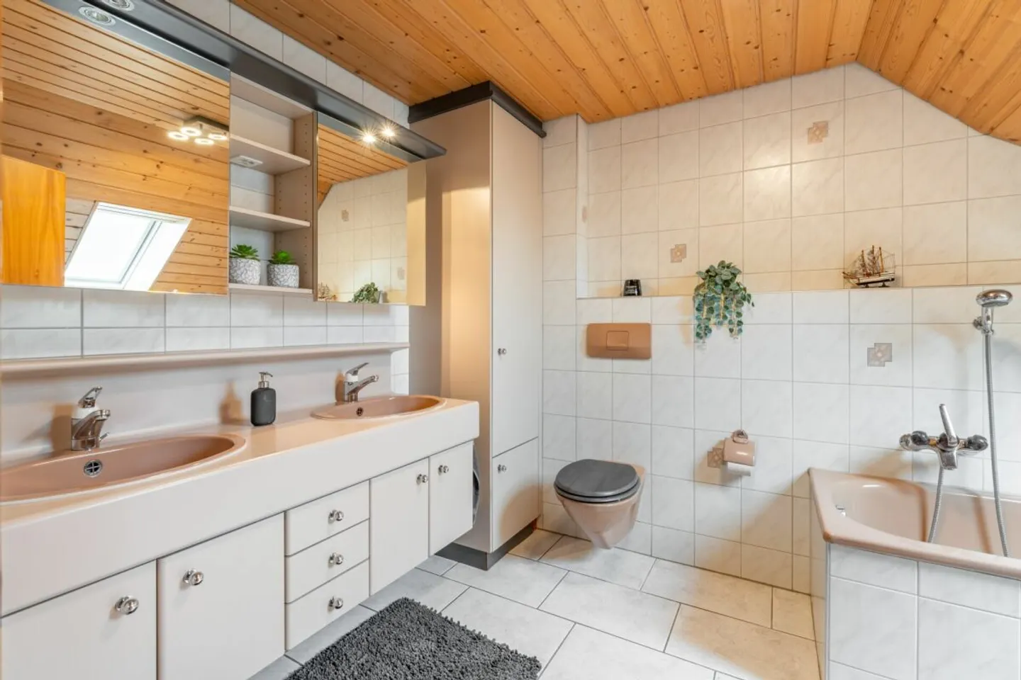Large House | Renovated | Lots of Garden | 3 Garage Boxes | Office | Workshop | Party Room | 66 m² Attic in Shell Construction | Apartment Possible - Photo 9 of 13