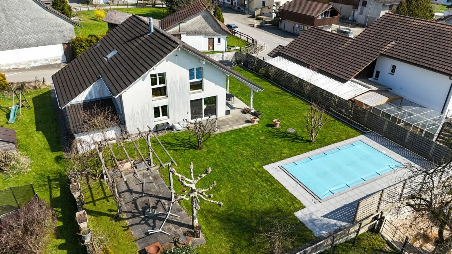 Living in a quiet location: 5.5-room detached house with spacious garden - Photo 1 of 13