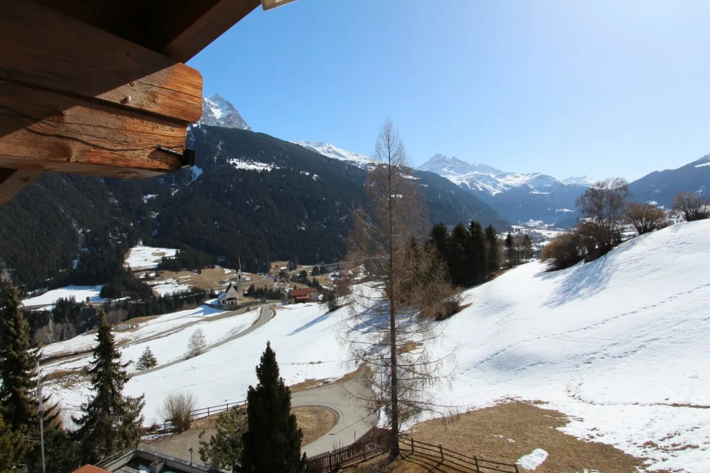 Appartamento attico 3.5 locali con vista mozzafiato sul Val Surses - Foto 3 di 13