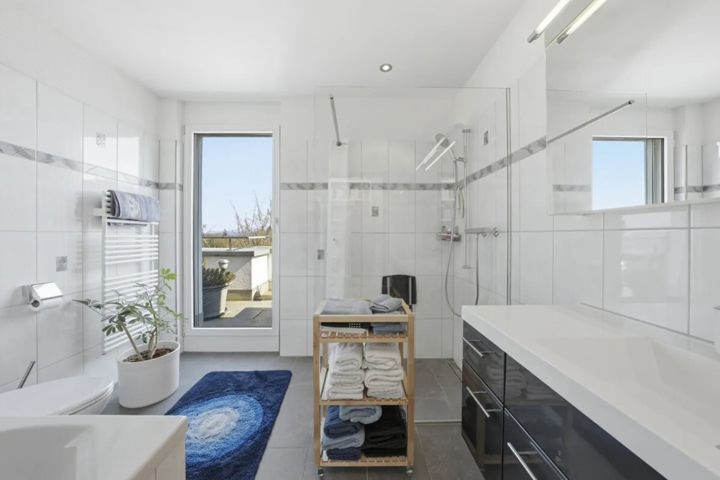 Stylish Attic Apartment with Views - Photo 11 of 13