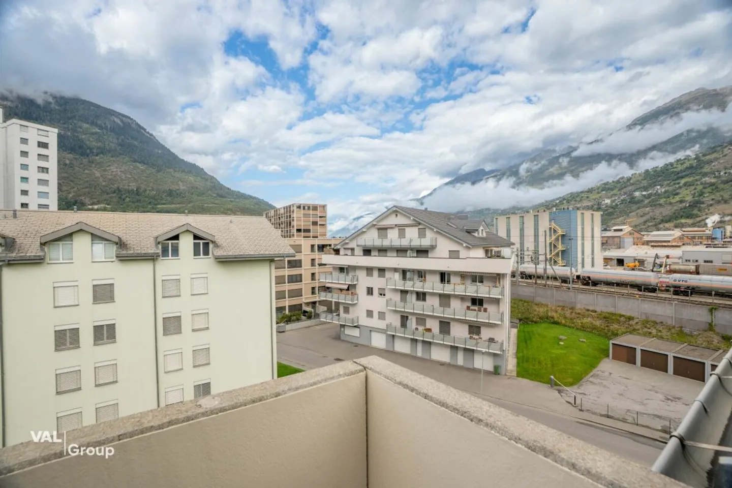 Character, Light and Mountain View: 4½-room attic apartment in the center of Visp - Photo 12 of 13